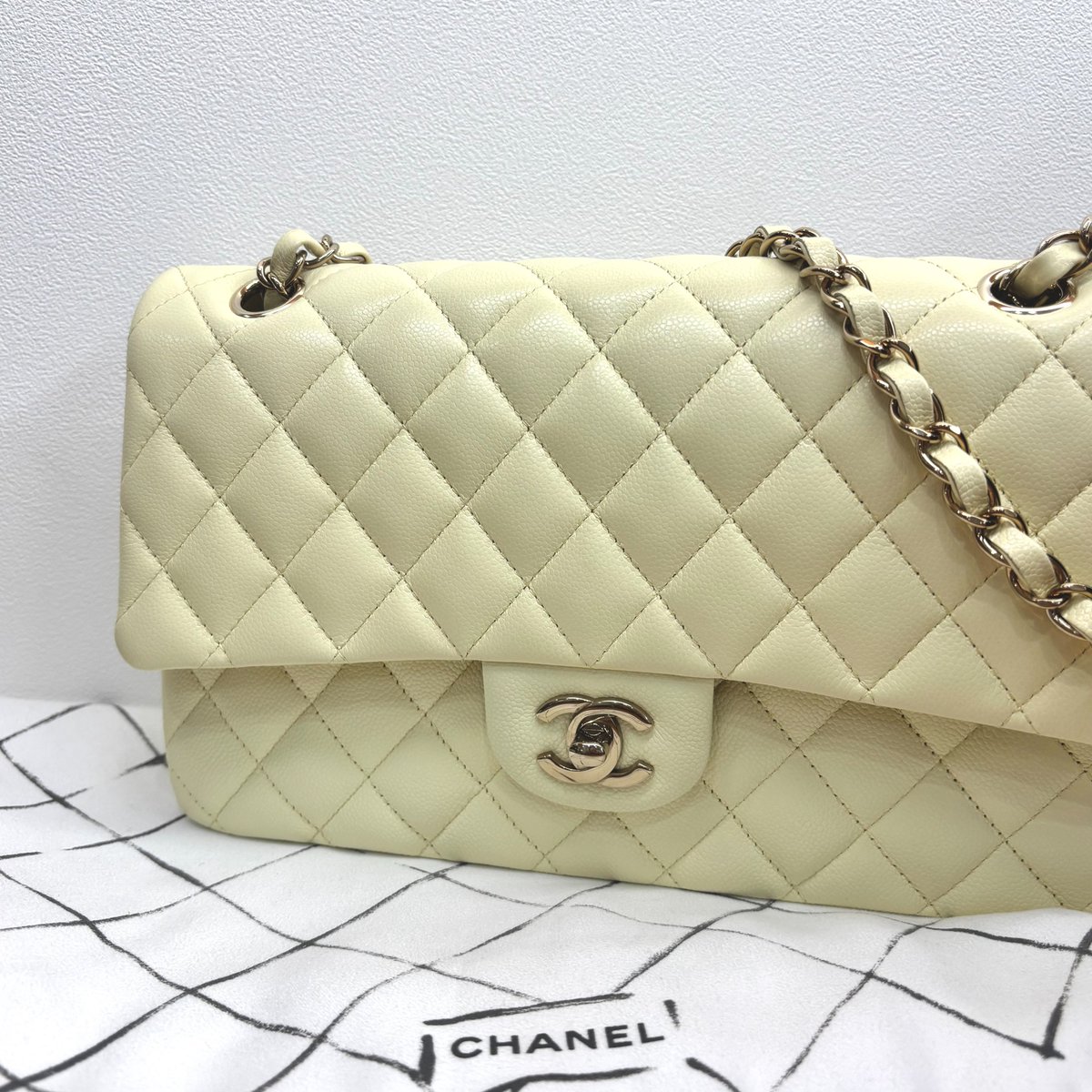 本日は シャネルのマトラッセMM キャビアスキン イエロー A01112 をお