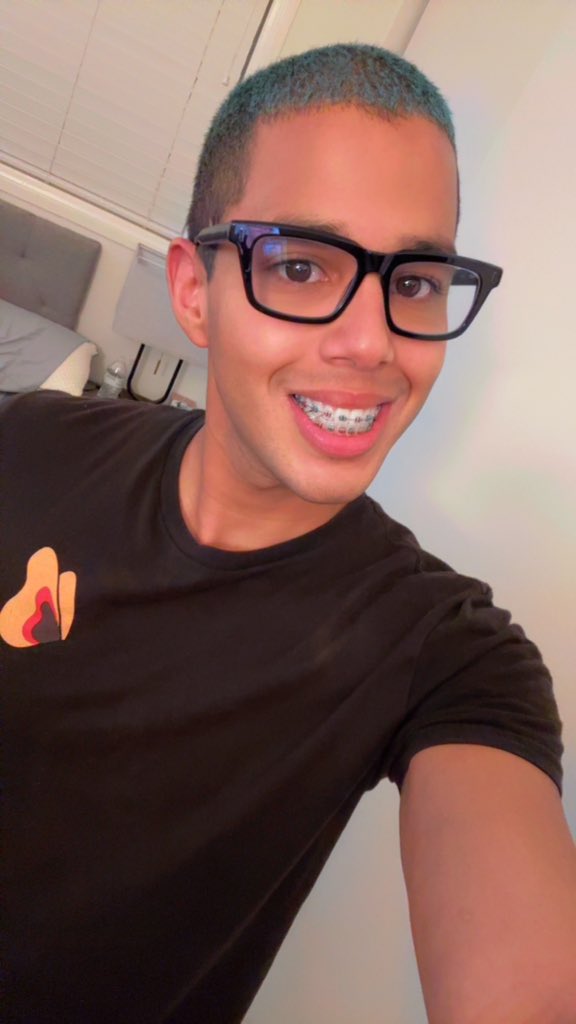 KyleLSims1's tweet image. Loving my new glasses🖤🤓✨🤩