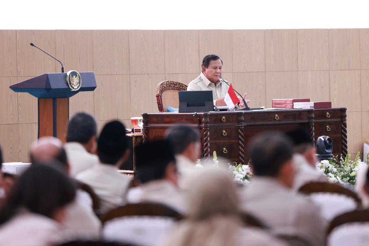 FirzaHusain's tweet photo. Presiden RI Prabowo Subianto memaparkan secara mendalam mengenai visi besar pemerintahannya yg dirangkum dalam "Strategi Transformasi Bangsa". Strategi ini bukan sekedar wacana, melainkan hasil kajian mendalam selama puluhan tahun yg bertujuan utama membawa Indonesia menjadi negara yg mandiri dan berdiri di atas kaki sendiri. Hal ini disampaikan Presiden Prabowo dalam Taklimat bersama Menteri dan Wakil Menteri di Hambalang, Selasa, 06/01/2026.
Menurut Presiden Prabowo pondasi awal dari strategi ini adalah pencapaian swasembada pangan dan energi. Keberhasilan strategi ini mulai terlihat nyata, per 31 Desember 2025, Indonesia secara resmi dinyatakan telah mencapai swasembada beras. Presiden mengungkapkan rasa bangganya atas capaian cadangan beras nasional yg saat ini menembus angka lebih dari 3 juta ton di gudang pemerintah. Angka ini merupakan rekor tertinggi sepanjang sejarah berdirinya Republik Indonesia, melalui masa pemerintahan Presiden Soeharto yg berada di angka 2 juta ton. Strategi Transformasi Bangsa juga diwujudkan melalui Program Makan Bergizi Gratis. Program yg tepat berjalan satu tahun ini telah menjangkau 55 juta penerima manfaat, termasuk anak2 sekolah dan ibu hamil. Angka ini jauh lebih cepat dibandingkan negara lain seperti Brazil yg membutuhkan waktu 11 tahun untuk mencapai 40 juta penerima, tambah Presiden Prabowo.
Presiden Prabowo mengatakan, melalui swasembada pangan dan energi, pemerintah optimis Indonesia akan lepas dari jerat kemiskinan dan tumbuh menjadi kekuatan ekonomi yg disegani di dunia internasional.