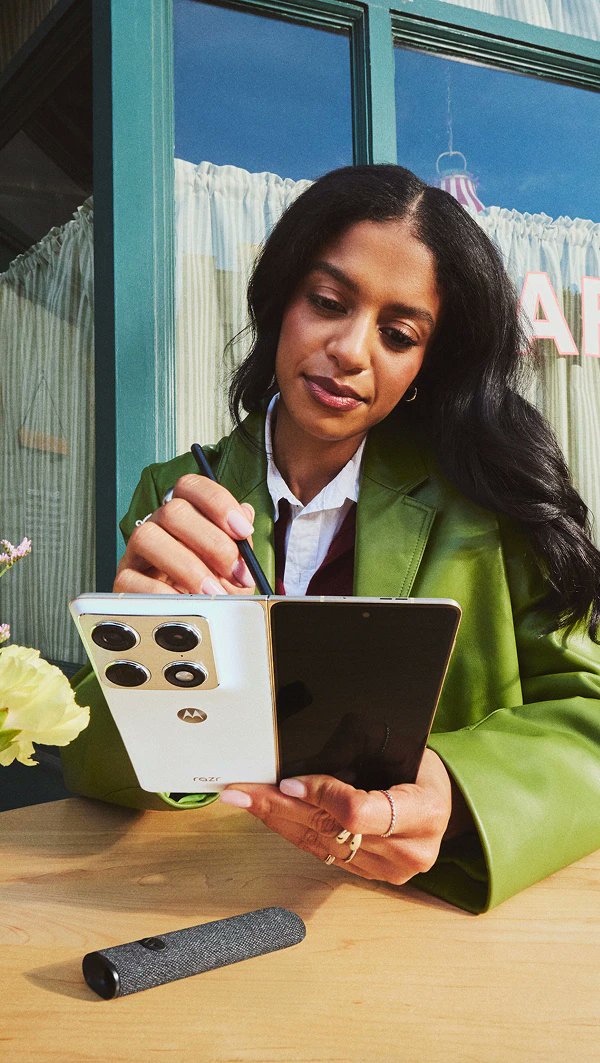sondesix's tweet photo. Meet the new razr Fold, Motorola's first book-style foldable phone.

• 6.56" cover screen, 8.09" 2K LTPO inner screen
• Supports the Moto Pen Ultra stylus
• Triple 50 MP rear camera system, including a periscope telephoto lens with 3x optical zoom
• Dolby Vision video recording support
• 32 MP cover camera, 20 MP inner screen camera
• Moto AI features with some foldable-exclusive features

Colour options:
• PANTONE Blackened Blue
• PANTONE Lily White

Pricing and availability will be announced later.