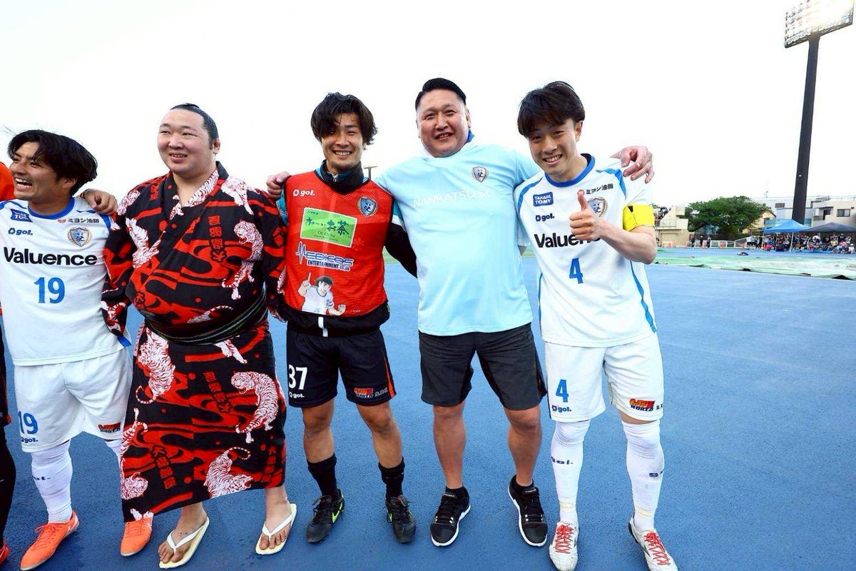 本日、大島部屋・旭海雄 十両昇進記念 高橋陽一デザイン・監修『大空翼デザイン化粧まわし』発表記者会見を行いました！👐🔥

そしてその後は…
大島親方の粋な計らいで、みんなで昼ちゃんこ🍲😊

➡️この化粧まわしは、2026年1月11日からの本場所・初日で、旭海雄が着用して土俵入りの予定！