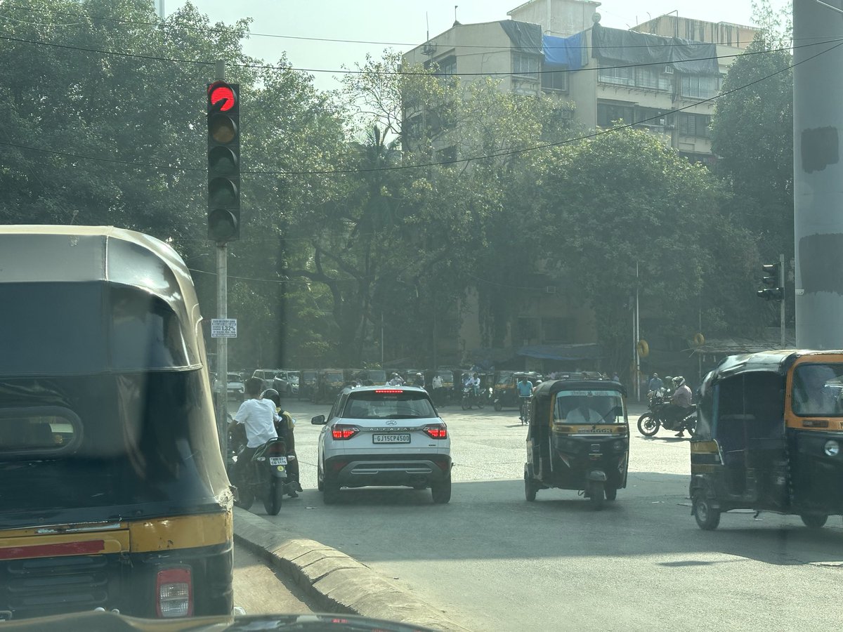 wolfeshwar's tweet photo. @MTPHereToHelp everyday right outside Andheri W RTO, multiple bikes, autos, delivery vans and cars drive on the wrong side, this adds to traffic and road congestion.. request you to please look into it. https://t.co/Tn3KL0YCii