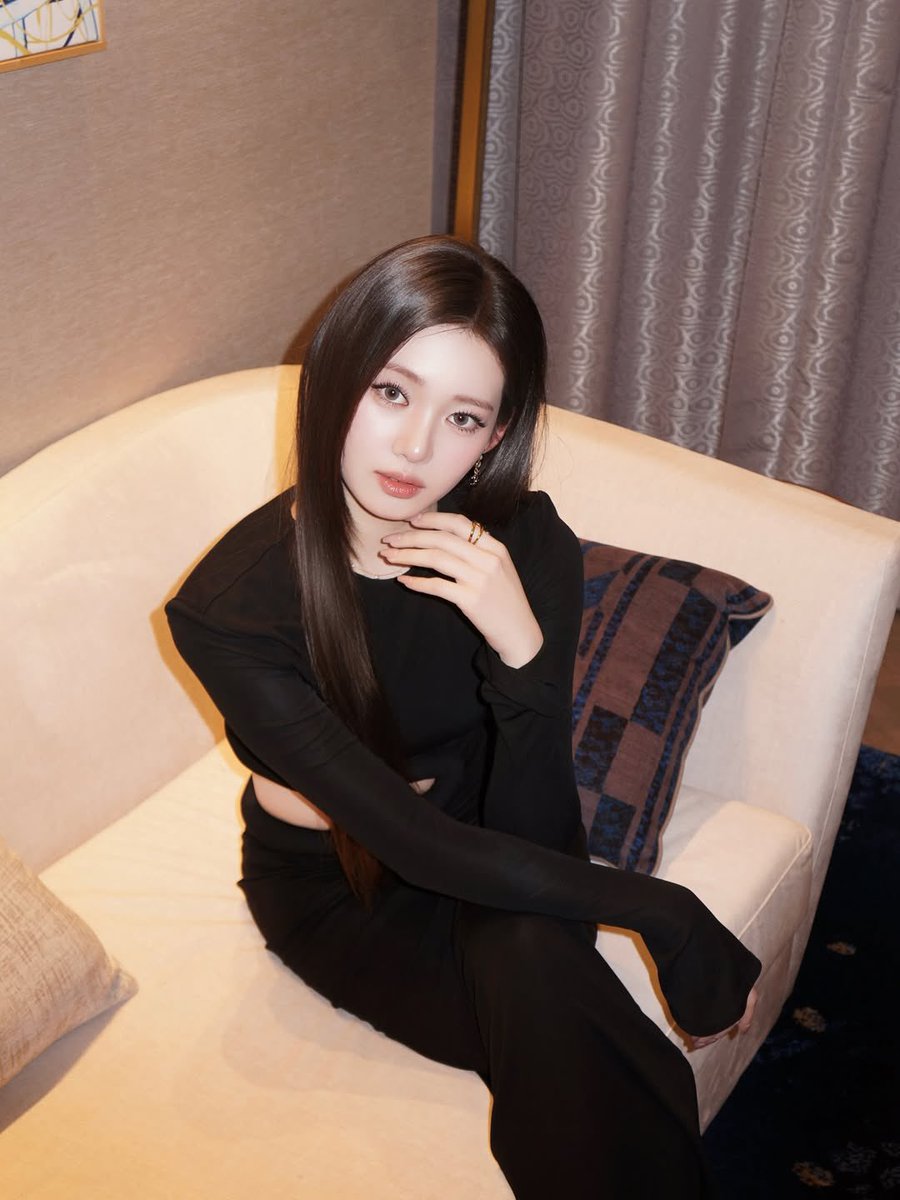 𐔌՞. .՞𐦯 Sitting still but feeling everything, black fits my mood perfectly and 조용하지만 확실한 존재감이 느껴져