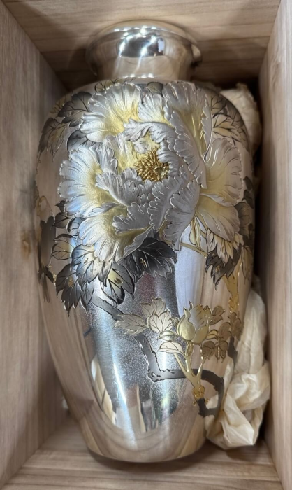 買取実績のご紹介：銀製 牡丹文彫 花瓶】 気品あふれる輝きを放つ