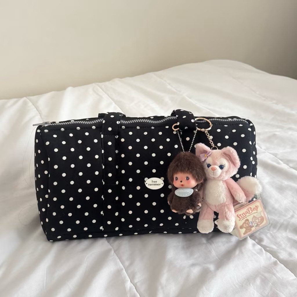 sonhosaurus's tweet photo. เพิ่งเห็นกระเป๋าใบนี้ของ hyesummer ใส่ของได้สะใจมาก แล้วลาย polkadot น่ารักสุบบๆ ใส่ ipad ได้ สะพายไปทำงาน/เรียนได้เลย🩰🌟🍧 https://t.co/ZLx2JSNJTp
