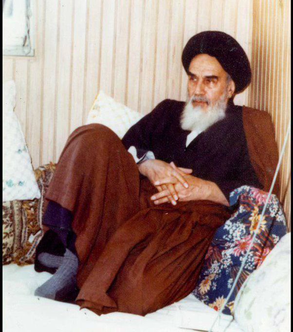 DrParchizadeh's tweet photo. امام خمینی در نوفل‌لوشاتو: من فقط رهبر دوران گذارم. بعد می‌روم می‌نشینم قم، متخصصان مملکت را اداره کنند.

امام خمینی چندی بعد، وقتی اسلامگرایان بر ایران مسلط شده و همه را قلع و قمع کرده بودند: خُدعَه کردم! https://t.co/LzDlIf2P2a