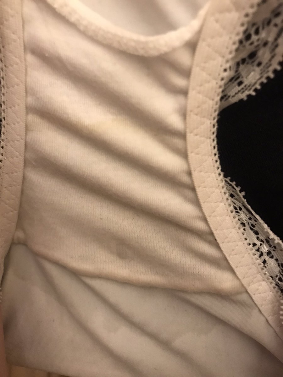ha_dayooo's tweet photo. 今日はお休みでお買い物に行ってました

帰りにおトイレ行きたかったけど、駅のトイレ空いてなくて、我慢しながら歩いてたら、家まで後少しのところで少しだけおもらししちゃいました...

#おもらし女子 
#pee
#おもらし https://t.co/EqYfUmWNLv