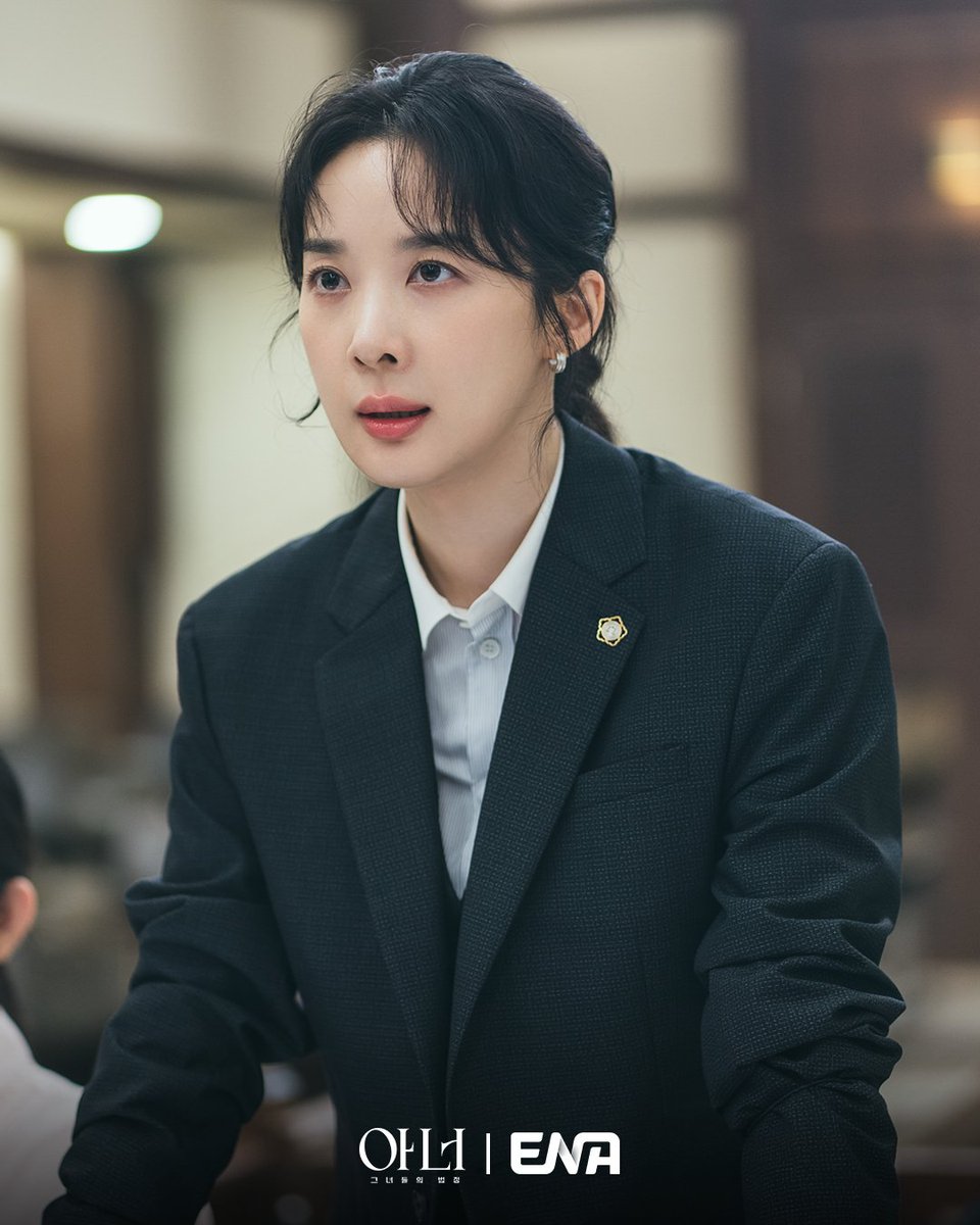 Channel_ENA's tweet photo. 행동파 파워 직진 변호사 황현진

2026 ENA 새 월화드라마 #아너_그녀들의법정
2월 2일[월] 밤 10시 ENA 첫방송         

#ENA #ENA드라마 #ENA월화드라마 #아너 #이나영 #LeeNayoung #정은채 #JungEunChae #이청아 #LeeChungah https://t.co/zPtib3W8or