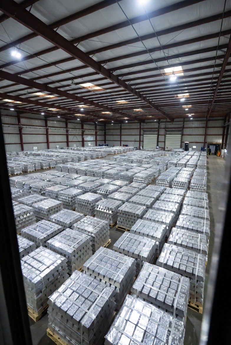 AIGOLDOfficial's tweet image. 💥 SILVER IS EXPLODING! 🪙🔥 #Silver hitting all-time price records —  ~$83.90/oz 🚀 — and, it’s NOT a short-term blip. This rally is exposing a deep structural supply crisis that the mining world can’t ignore. �

📉 Years of underinvestment + limited mine capacity = supply…