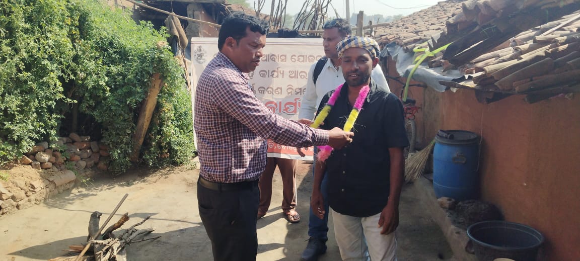 bdoboden's tweet photo. @DM_Nuapada @NAdministration @NuapadaHousing 
Juhar karyakram at Boirgaon GP to sensitize Rural Housing Beneficiaries to complete their Houses at an earliest. PEO &amp; ADEO along with PRIs present in that karyakram. https://t.co/hM9MXUhkqT