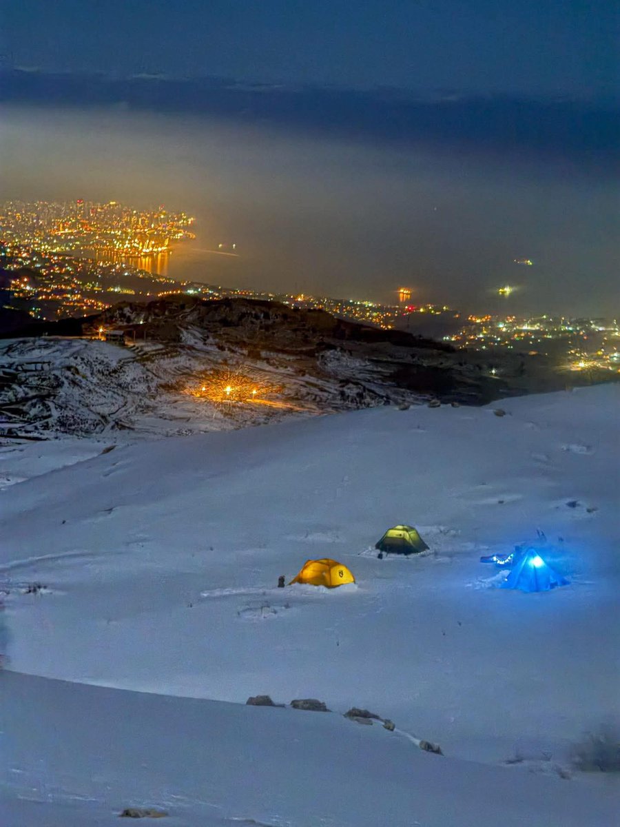 SaraSidani2's tweet image. فقط في #لبنان يمكنك التخييم على الثلج على اطلالة المدينة والبحر❤️ 
هنا سويسرا الشرق 🇱🇧
#صباح_الاجواء_الحلوه