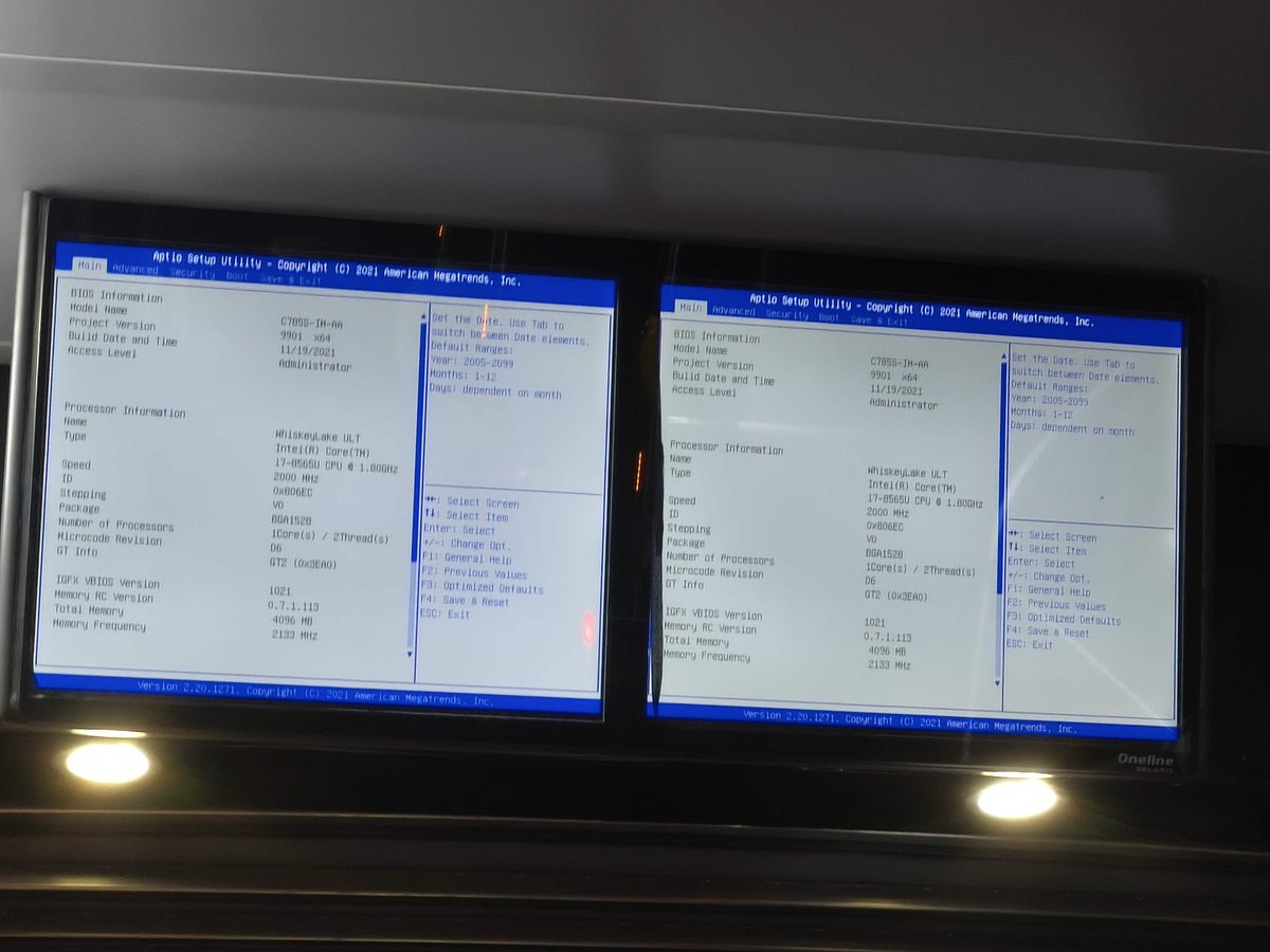 Egitazz's tweet image. Divi mēneši @Rigassatiksme_ gūstā. Nav skaidrs, kādam nolūkam monitori salonā, jo 80% reižu tie nestrādā. Šodien pavisam ekskluzīvi