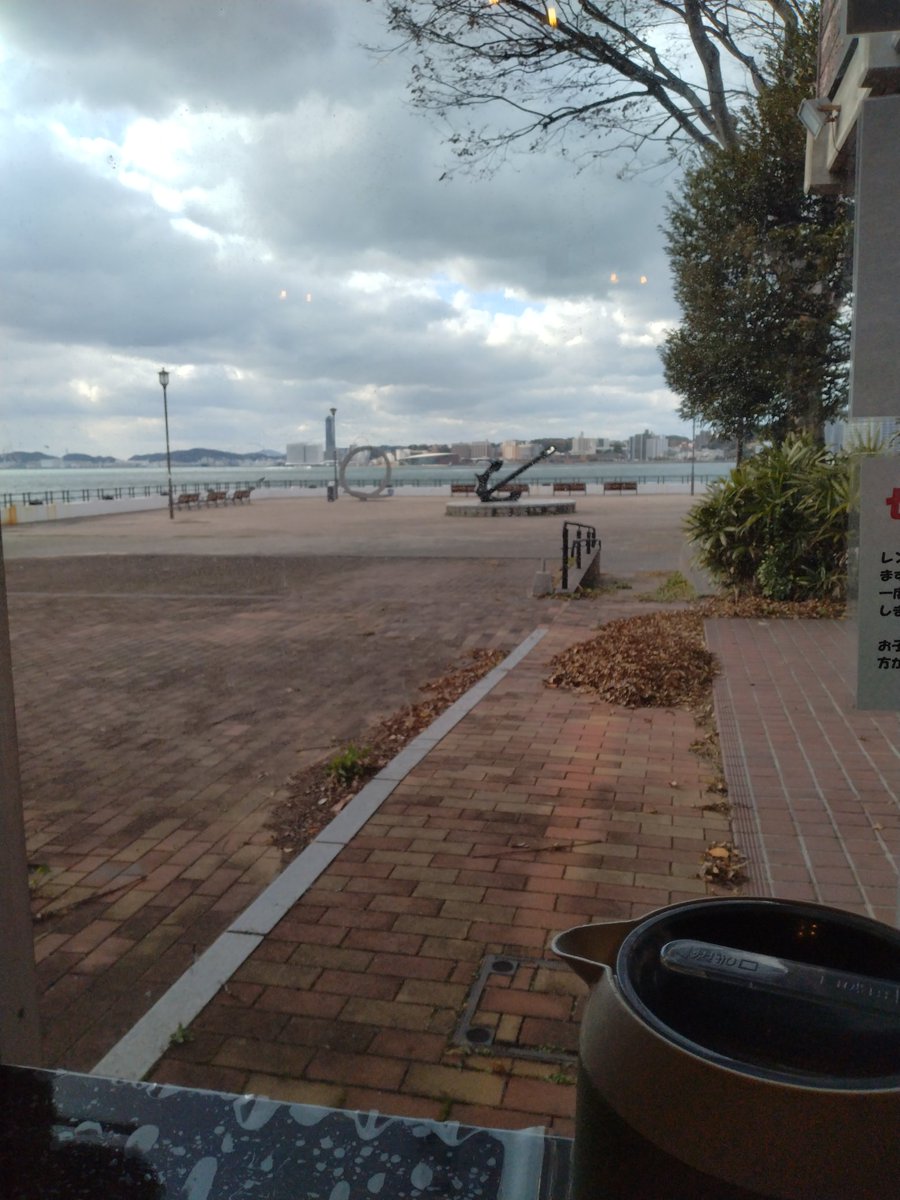 RNぽんこつ猟師。人道トンネル経由で、めかり神社に遅めの初詣して、ノーフォーク広場「港屋 千兵衛」さんで、肉ごぼう天うどんをいただきました♫豊前裏打会の加盟店で、特徴的な透明感ある表面つるふわ・腰しっかり麺を堪能😋
席からの関門海峡ビューもご馳走👍

#サムデー　#きのう何うどん食べた