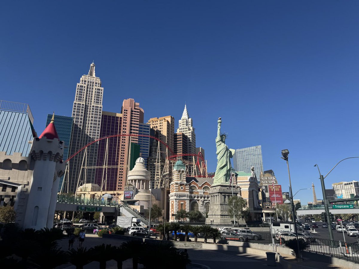 dr1eamer's tweet photo. Desert dreams &amp; neon schemes 💫 #VegasStateOfMind https://t.co/exmXCQYftt