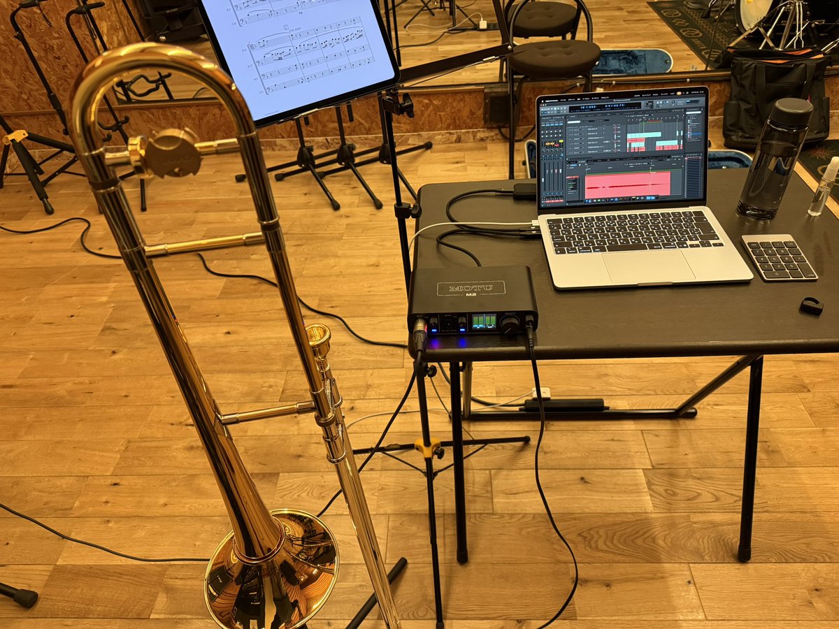 SlidingCafe's tweet image. 一昨日から一人多重録音再開してます。バストロパートは曲の2/3まで録音完了したところですが、バストロばかり毎日1ヶ月近く吹いているとアンブシュアが完全にバストロ仕様になってしまい、今度はテナーを吹くのが難しくなってしまいました。しばらくはバストロは封印してテナー録音に集中します。