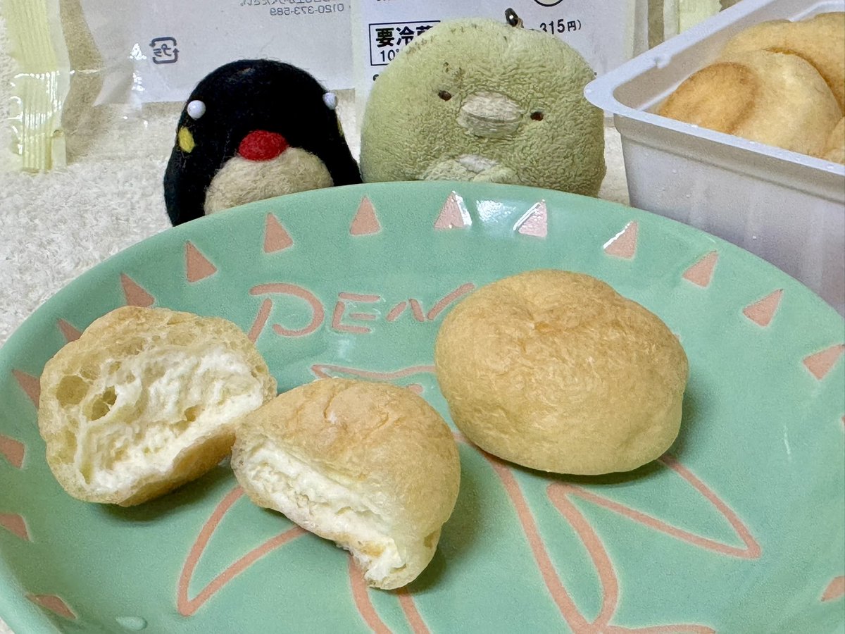 yasapen's tweet photo. やさやさ☆今日のおやつはファミリーマートさんで買った「たっぷりクリームのプチシュー」ぺん♪☆愛知県岡崎市の栄屋乳業さん（アンデイコさん）が作っているいて愛知県大府市の日本アクセスさんが配送しているぺん♪☆ #デザート #スイーツ  #oyatu #oyatsu #おやつ #おかし #お菓子 #菓子 #洋生菓子 #洋菓子 #たっぷりクリームのプチシュー #ファミリーマート #ファミマ #アンデイコ #栄屋乳業