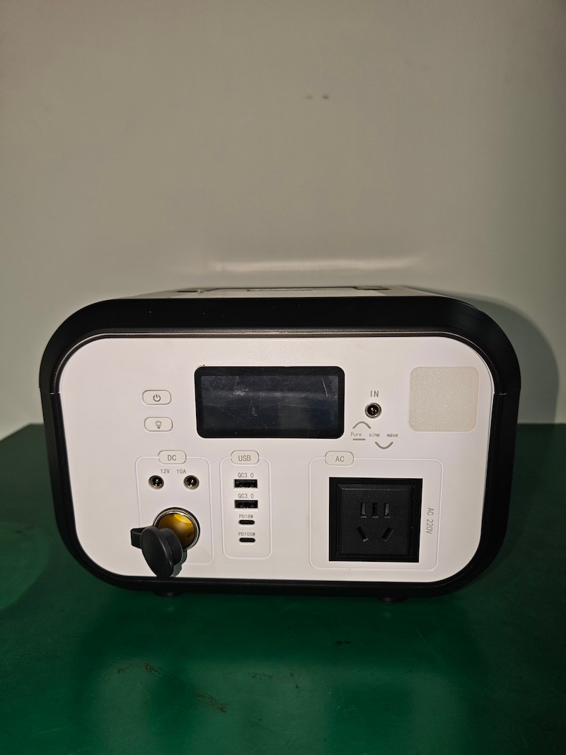 Qinlu_energy's tweet image. 🔥 0.5kWh Portable Powerhouse 🌿
Ideal for camping/emergencies/mobile work:
512Wh = 28 phone charges / 7h fridge / 900W kettle boil
HD LED display + built-in light + 100W PD fast charge

#PortablePower #OutdoorEnergy #SolarPower #EnergyStorage #EcoFriendlyPower