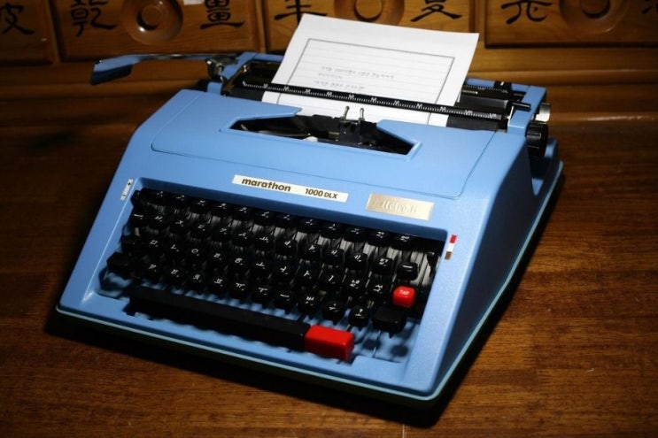 기계식 타자기라는 것을 구매하기로 했습니다. 글을 타이핑하는데 전기가 전혀 필요 없는 혁신적인 제품입니다. 손가락의 물리적 힘만으로 활자가 종이에 직접 찍히는 방식이라 배터리 걱정이 없고, 클라우드 연결이 필요 없으니 서버 장애나 구독료 인상의 영향을 받지 않으며,