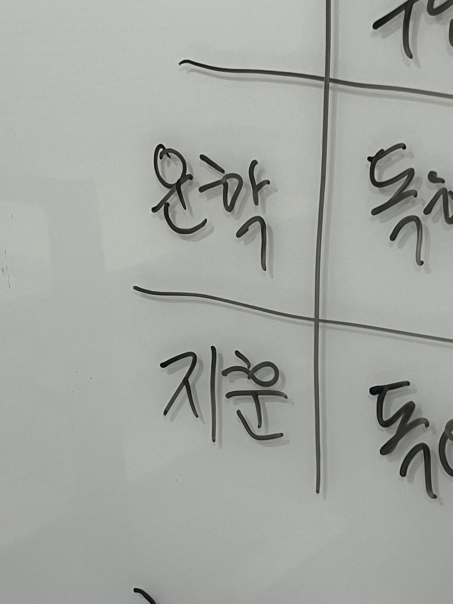 catchiccc's tweet image. 실연 내내 좋아하는 친구들 이름 써먹기...