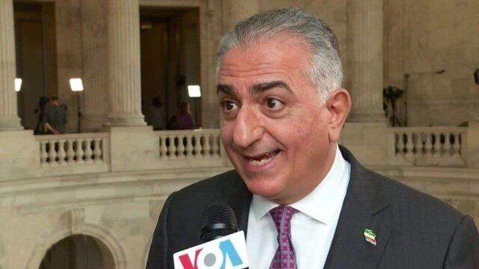 eshaghalinejad's tweet image. فرصت طلبی و موج سواری بچه شاه و بلاهت #اینترنشنال
در حالی که مردم بویژه جوانان درشهرهای مختلف #ایران هر شب در خیابان هستند، نیم پهلوی از مردم خواسته «روزهای  پنجشنبه و جمعه این هفته ساعت ۲۰ همگی چه در خیابان‌ها یا حتی از منازل خودتون، شروع به شعار سر دادن بکنید. در نتیجه‌ی…