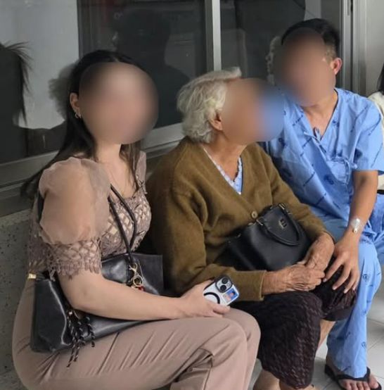 TifFaNy_9member's tweet image. กูว่านอกจาก #ครูบี๋ กับทาหารที่ออก #โหนกระแส คราวก่อน แล้วยังมีทหารได้ออกจากราชการอีกรายละมั้ง

- จับได้ว่าสามีซึ่งไปราชการประจำชายแดนแอบคบหญิงอื่น
- ขณะกำลังปฎิบัติหน้าที่ ได้รับบาดเจ็บต้องเข้ารักษาตัวในโรงพยาบาล
- มีการสั่งห้ามไม่ให้เธอและลูกทั้ง 3 คนเข้าเยี่ยม
-…