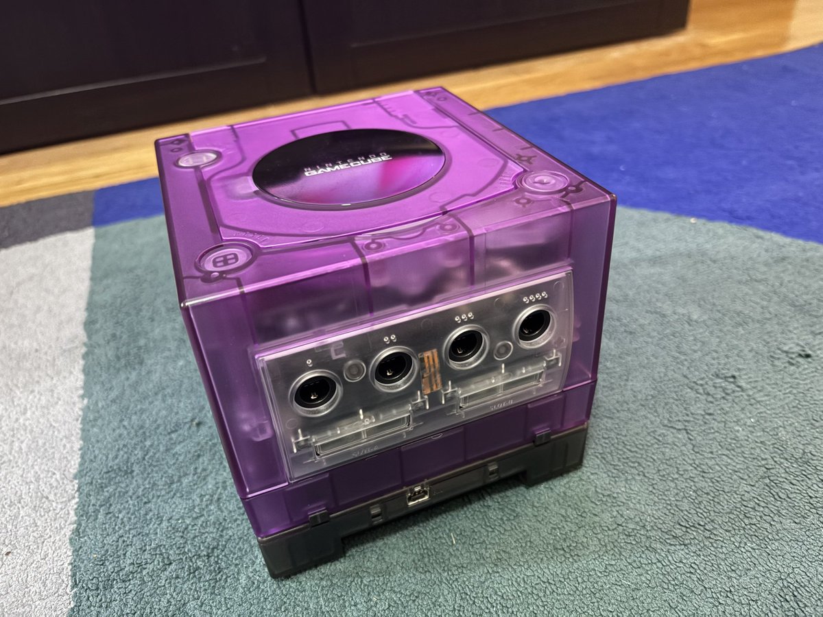 iFixRetro's tweet image. The Nintendo GameCube just got a new facelift! Clear custom shell hooked up on the console! System and drive has been recapped.