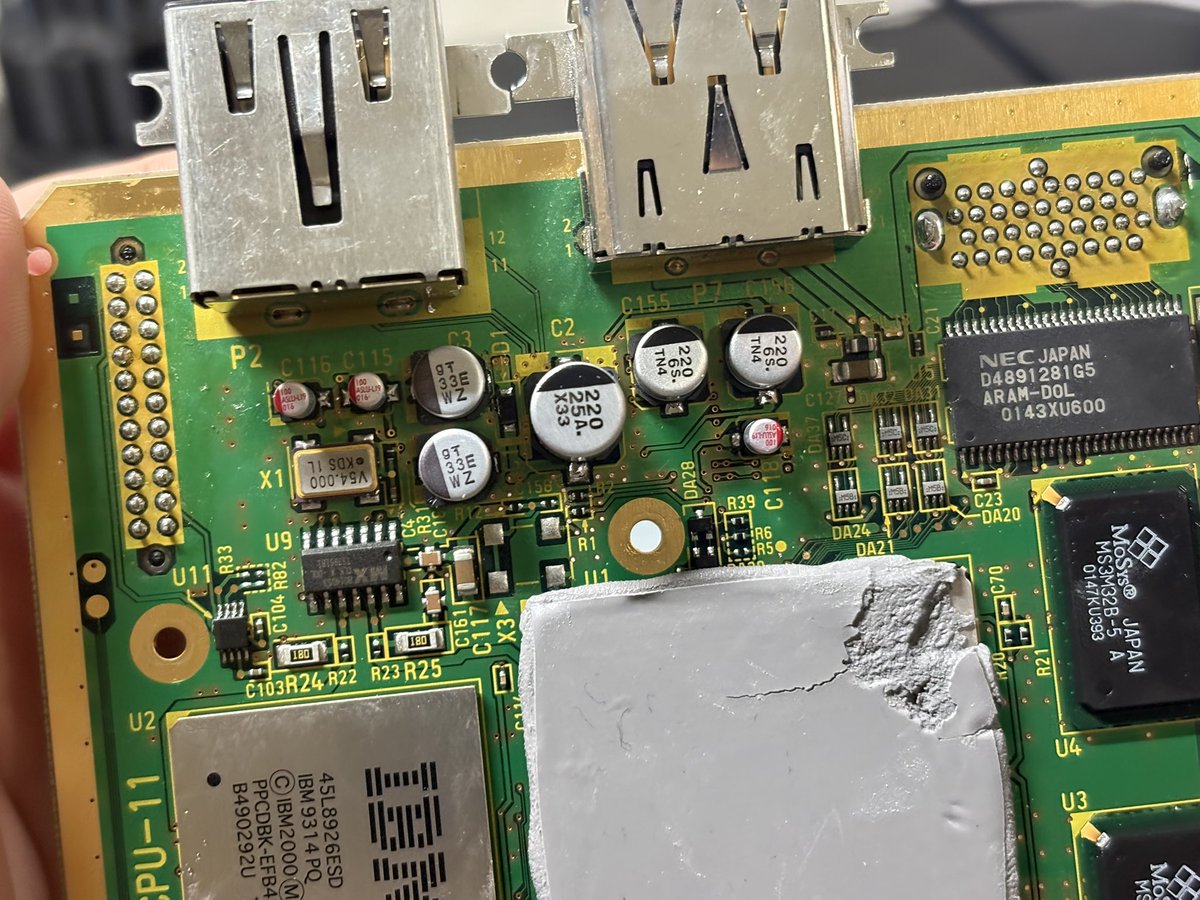 iFixRetro's tweet image. The Nintendo GameCube just got a new facelift! Clear custom shell hooked up on the console! System and drive has been recapped.