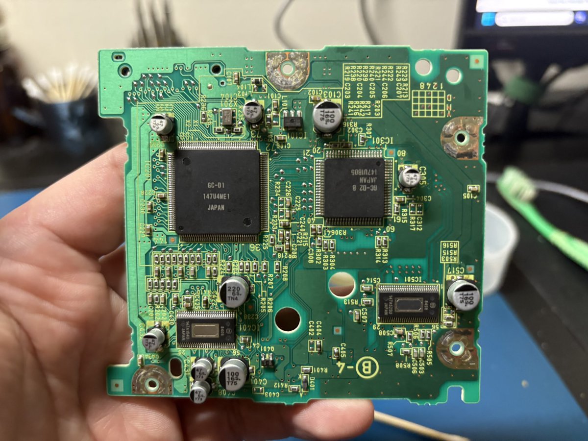 iFixRetro's tweet image. The Nintendo GameCube just got a new facelift! Clear custom shell hooked up on the console! System and drive has been recapped.