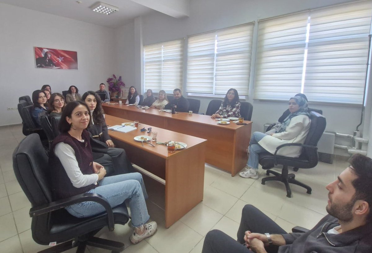 5 Ocak 2026’da Dekanımız Prof. Dr. Gülin Renda ve Dekan Yardımcılarımızın katılımıyla araştırma görevlilerimizle toplantı yapıldı. Eğitim, araştırma süreçleri ve bilimsel üretimlere ilişkin görüşler değerlendirildi.