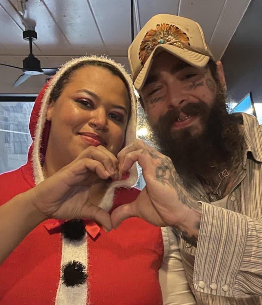 Indie5051's tweet image. Cuando el  cantate Post Malone fue a un bar en Houston, Texas y consumió $1.00

A pesar de ello, le dejó una propina de $20,000 dólares a la empleada que lo atendió, quien tiene 2 trabajos y tuvo que dejar cuidando a su hija durante las fiestas navideñas para cumplir con su…