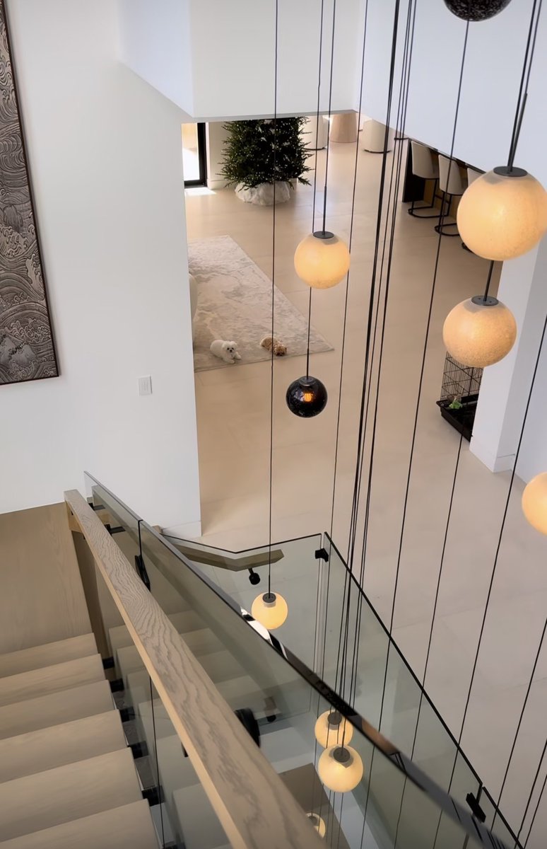 Монголын хамгийн гоё интерьер, засал хийж болох орон сууцны барилгыг Режис плэйс гэж боддог. Юун тэр ...