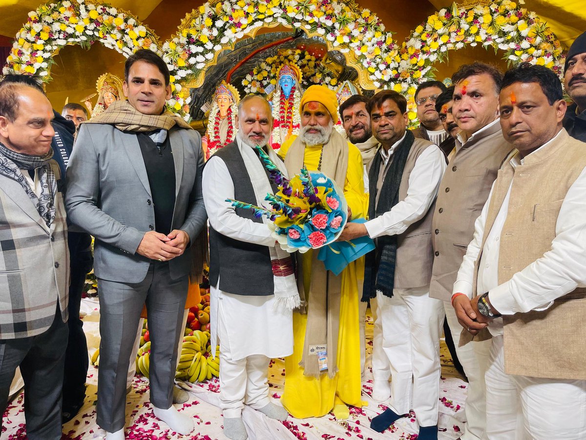 JPBhaiBJP's tweet photo. श्री गणेश चतुर्थी (सकट) के पावन अवसर पर आयोजित सुंदरकांड पाठ में सम्मिलित होकर बाबा मर्गट हनुमान जी के दर्शन किए और महंत जी का आशीर्वाद प्राप्त किया।

इस दौरान प्रसाद ग्रहण किया तथा भक्तों के साथ भक्ति-संगीत एवं कीर्तन का आनंद लिया। 🙏

#GaneshChaturthi #SundarkandPath #HanumanJi https://t.co/B6mTcUIAAc