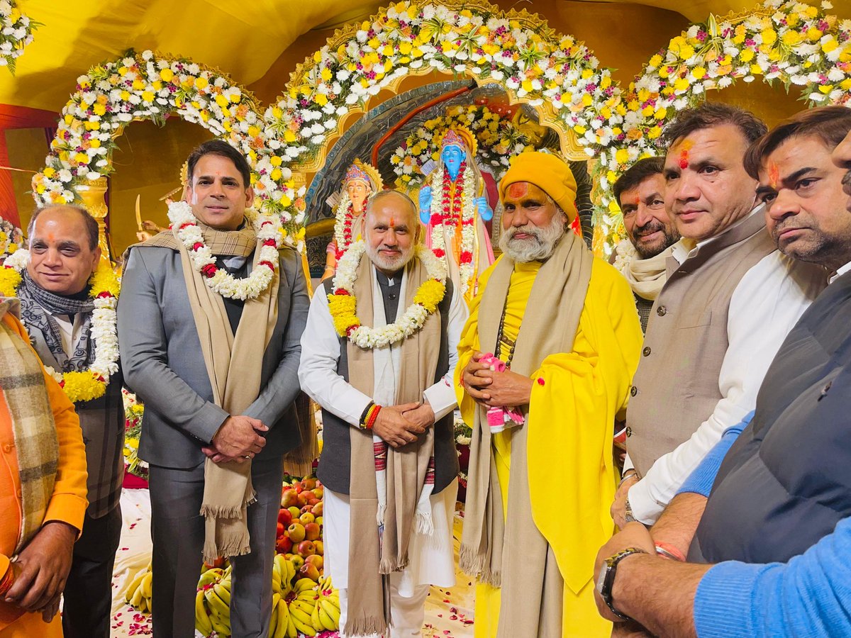 JPBhaiBJP's tweet photo. श्री गणेश चतुर्थी (सकट) के पावन अवसर पर आयोजित सुंदरकांड पाठ में सम्मिलित होकर बाबा मर्गट हनुमान जी के दर्शन किए और महंत जी का आशीर्वाद प्राप्त किया।

इस दौरान प्रसाद ग्रहण किया तथा भक्तों के साथ भक्ति-संगीत एवं कीर्तन का आनंद लिया। 🙏

#GaneshChaturthi #SundarkandPath #HanumanJi https://t.co/B6mTcUIAAc