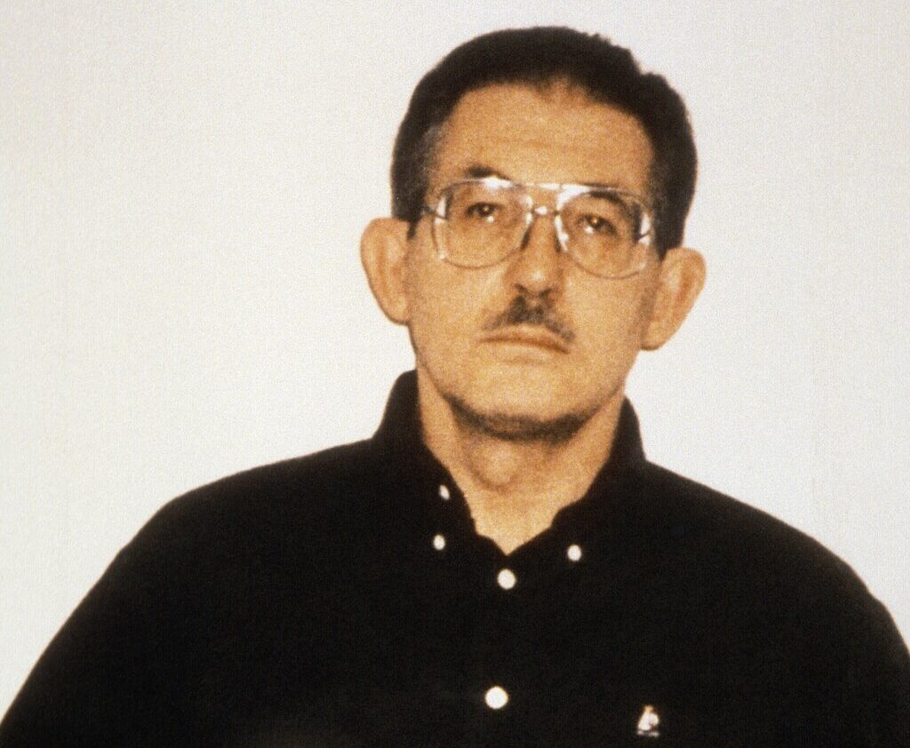 TPOnl's tweet image. Voormalig CIA-medewerker Aldrich Ames, die jarenlang spioneerde voor de Sovjet-Unie en Rusland, is op 84-jarige leeftijd overleden in de gevangenis. Lees verder op tpo.nl #CIA #spionage #KoudeOorlog #VS tpo.nl/2026/01/07/ber…