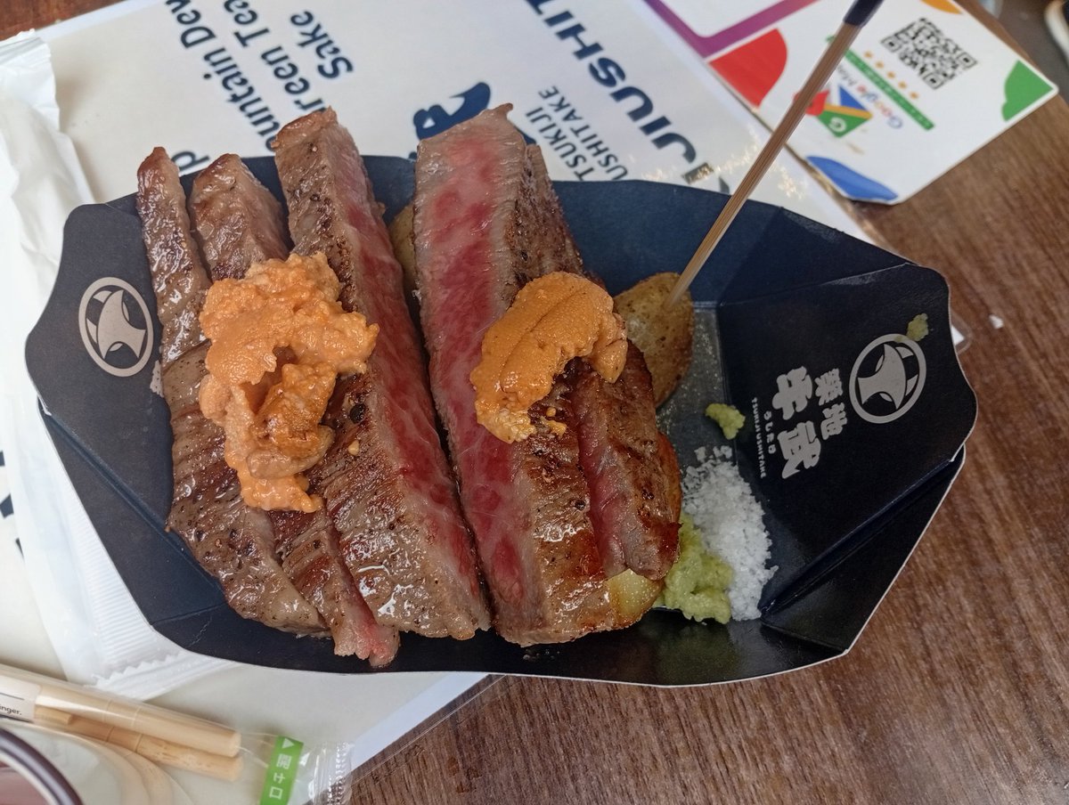 本日の昼飯は本マグロの寿司とステーキウニのせとティラミスソフト