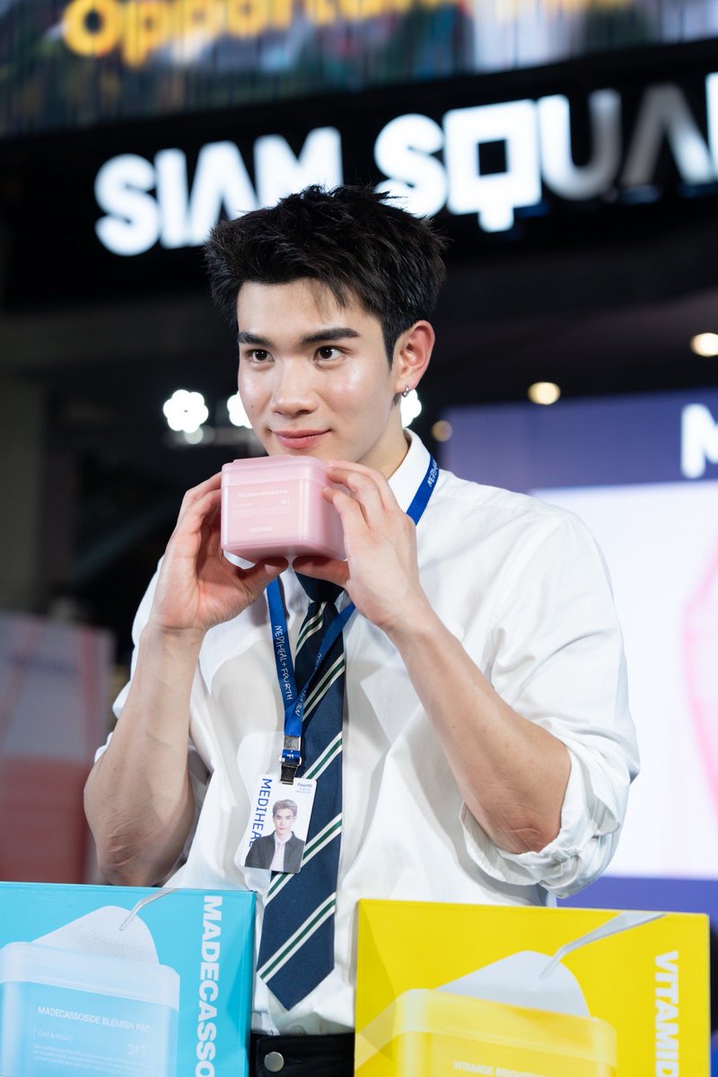 RealEntOfficial's tweet image. #โฟร์ทณัฐวรรธน์ คนไทยคนแรก! ขึ้นแท่นแบรนด์แอมบาสเดอร์ MEDIHEAL Toner Pad ตอกย้ำโทนเนอร์แพดอันดับ 1 จากเกาหลีใต้ ไอเทมหนึ่งเดียวดูแลทุกปัญหาผิว ท่ามกลางสื่อมวลชน เหล่าแฟนคลับ ที่มาร่วมงาน ณ ลานกิจกรรมทางเชื่อม BTS สยาม ชั้น 3 Siam Square One

#MEDIHEALFOURTH #Fourthnattawat