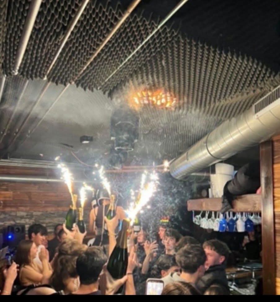 🇨🇭🕊️ En réalité, les jeunes qui filmaient l’incendie à Crans-Montana n’avaient quasiment aucune chance de s’en sortir, pas plus que les autres personnes piégées dans cette pièce.

Cela n’a rien à voir avec une prétendue « génération Instagram » ou les réseaux sociaux. Ce type de