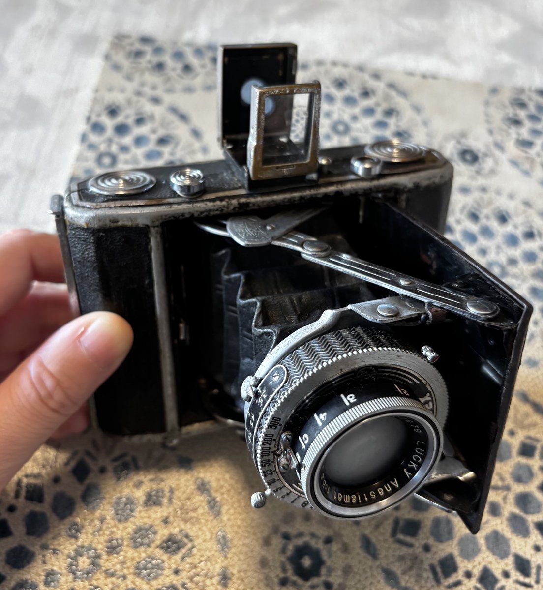 祖父が使っていたカメラ 実家でカメラの話してたら、父がめちゃくちゃ古い（故祖父）のカメラ出