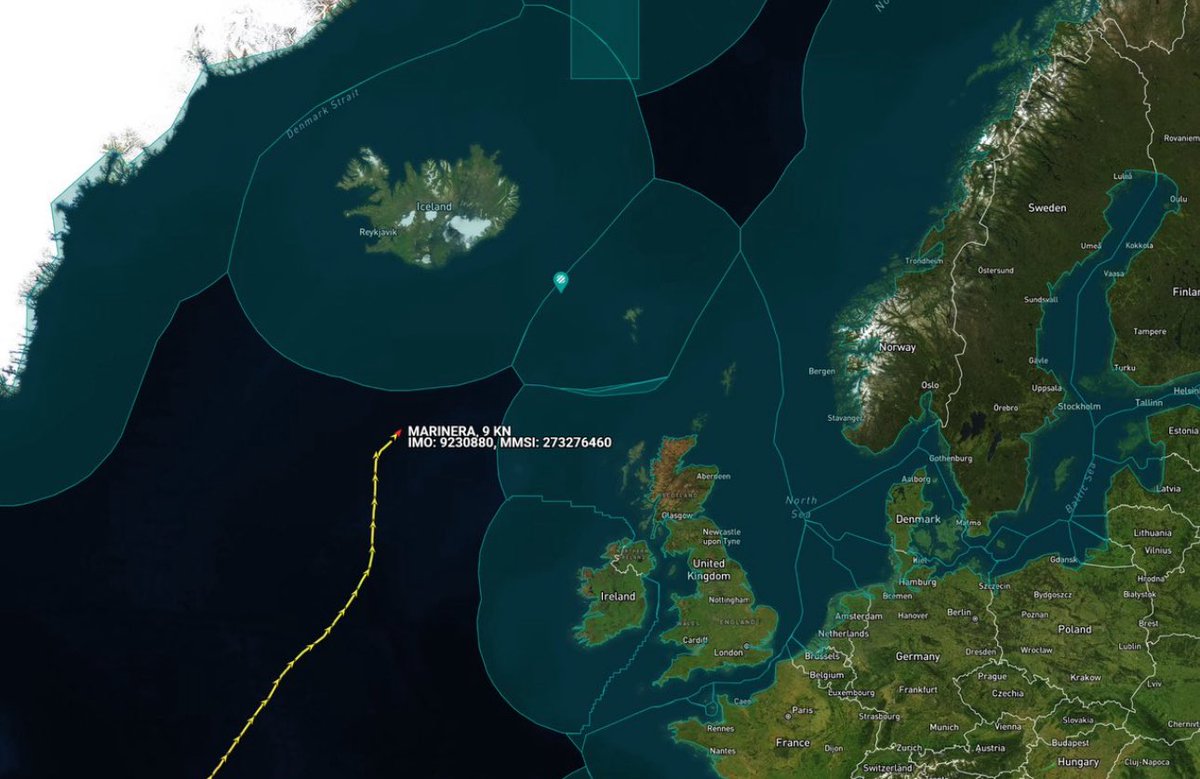 AlexJamesReport's tweet image. 🇺🇸🇷🇺 BREAKING: Empty oil tanker might not be so empty after all...

Russia has sent a submarine after the Oil tanker that evaded US forces as it heads towards Russia.

Fresh reporting from The Wall Street Journal reveals Russia has deployed a submarine alongside other naval…