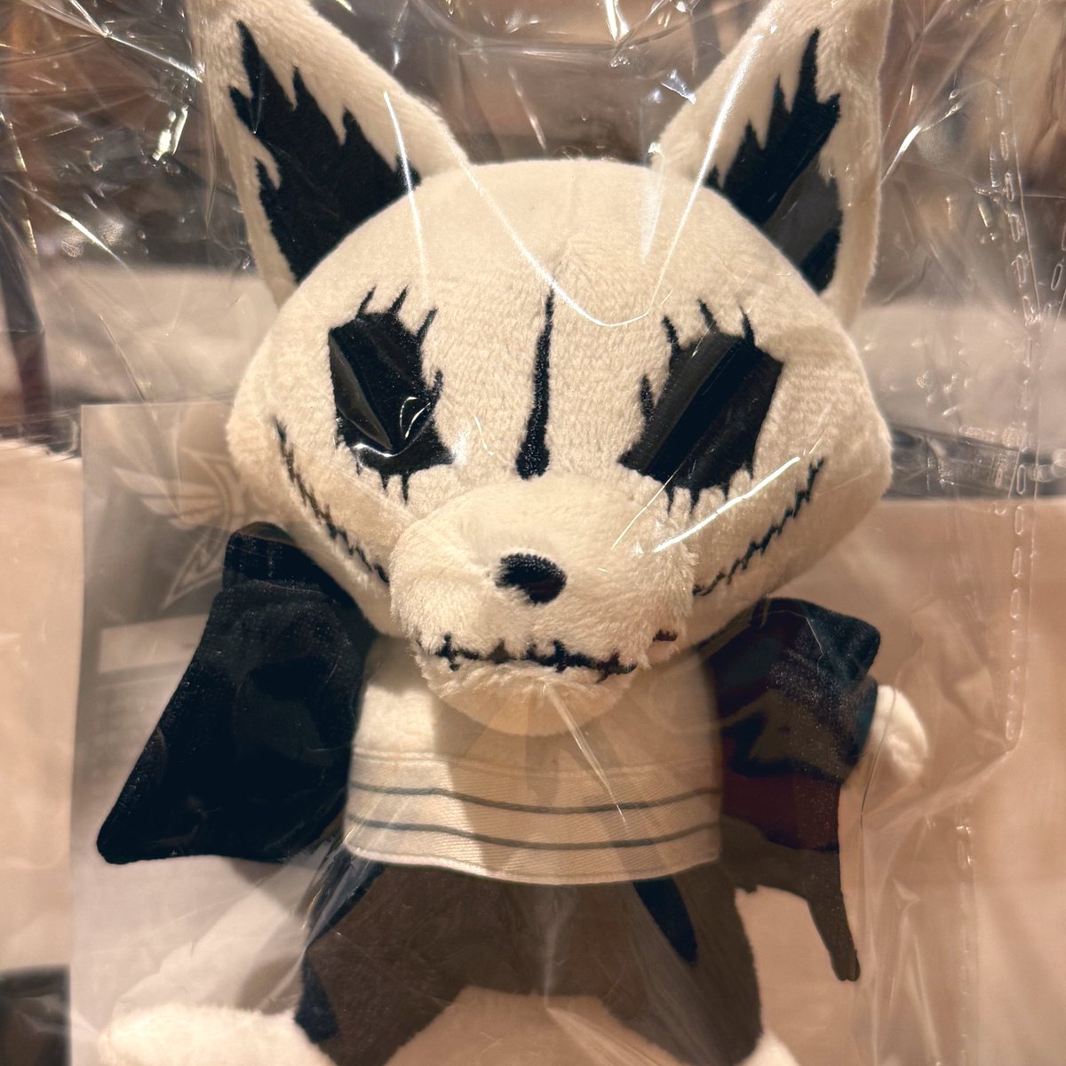 ベビメタpop up、スカジャン買えたー。入り口横の祭壇は興味深いが