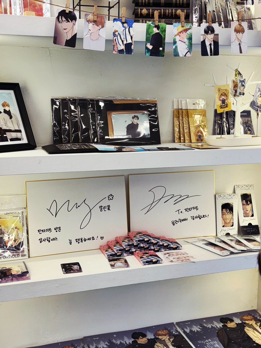 mallinflower's tweet image. 얼마 전에 &amp;lt;모두에게 친절한 너는 왜&amp;gt; 카페 판타지트를 다녀왔습니다. 입구에서부터 채헌이와 정윤이가 반겨주어 참 반가웠어요! 😊😊😘 

주위를 둘러볼 때마다 채헌 정윤과 눈이 마주쳐서 여기가 천국인가 싶었던 기억이 나네요...♡ 조만간 한번 더 가봐야겠습니다😊😊❤️