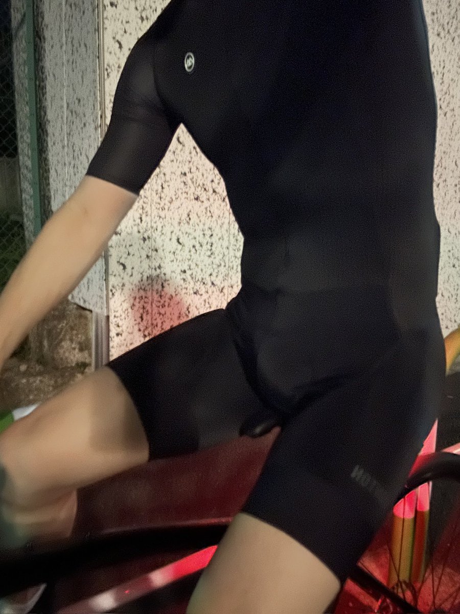 いつもこんな感じで往復40kmくらいジム往復してる。あ、このウェアは暖かい時だけなw
今はめちゃ着込んでる。