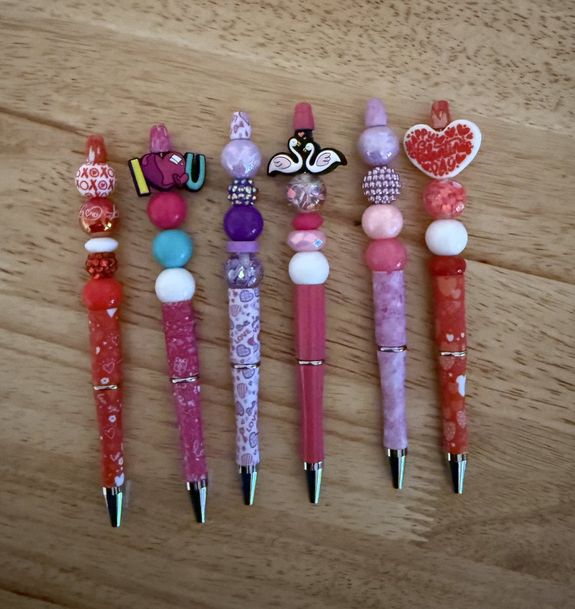 SLMor's tweet image. Valentine’s Day Pen for your friends, and for you! 🩷

#ValentinesDay2026 #Valentine #Valentines #valentinepen #officepen 

happylilac.etsy.com/listing/443641…