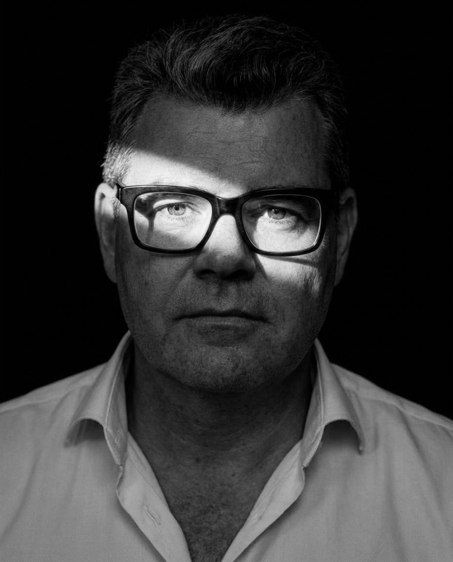 Routinen sind Gold.

Schweden.
Minus 11 Grad.
6 Uhr morgens.
Stockfinster.

Mein Toyota? Sagt Nein.
Tür zugefroren.
Kein Reinkommen.

Ich ärgere mich. 
Kurze Zündschnur.
Plan B muss her.

Zurück ins Haus, Autoschlüssel getauscht.
Das Auto meiner Frau nimmt mich mit.
Schnee