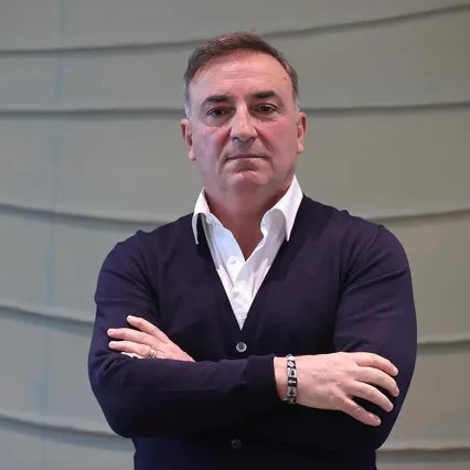 Carlos Carvalhal: "Beşiktaş'ta çalışırken kulübün bana verdiği bir cip vardı. Kadıköy'de, Fenerbahçe'ye yakın bir yerde araç bozuldu. Ne yapacağım? Orada bir polis vardı, yanına gittim: 'Do you speak English?' dedim. 'No, no' dedi. Ben de 'Hocan Beşiktaş' dedim. O da: 'Carlos,