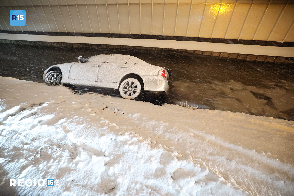 Auto raakt van de weg en belandt in het water