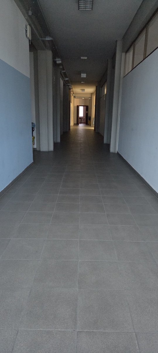 Il rumore per le scale del caffè che macina. 

Sarà una lunga, 
lunghissima giornata.

Lezione più scrutini.