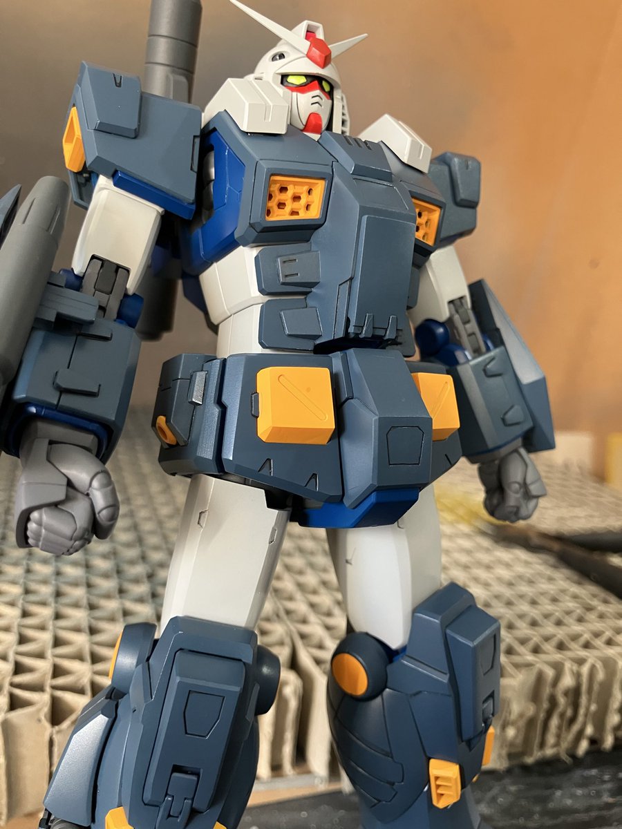 MGフルアーマーガンダムの基本塗装が終わりました。ここから汚していこうと思いますが、気が焦って組み上げてしまいました。

色については、ネットで探した先人のものをパク…参考にさせて頂いています。

むかーし買ったハンドパーツ（waveさんのかな？？）がお気に入りです。