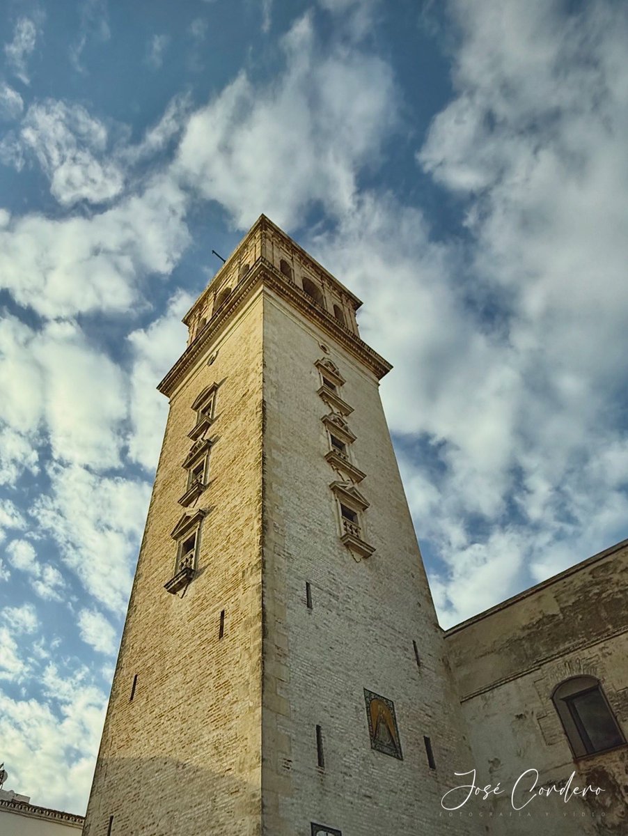 Qué pereza da la vuelta a la normalidad, ¿no? Y qué necesaria era ya, ¿no?

@josecorderophoto 
<a href="/pehyellow/">Jose Cordero</a> 

#Lebrija #paisaje #landscape #giraldilla #cielo