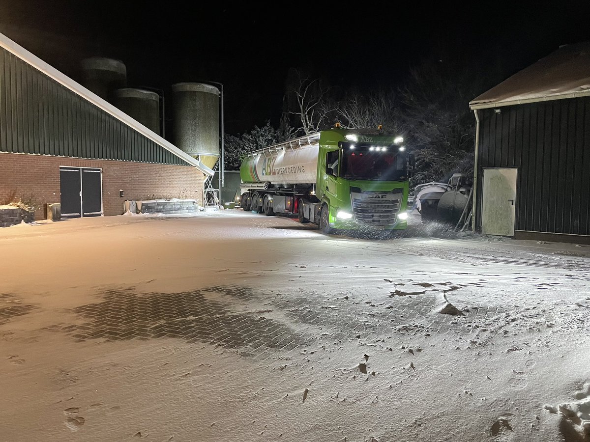 HenkBrinkDr's tweet image. Nederland in de greep van het winterse weer, maar voor de chauffeurs gaat het gewoon door. Deze was voor 7 uur al uit het midden van het land gekomen. Veel respect verdienen ze. #transport